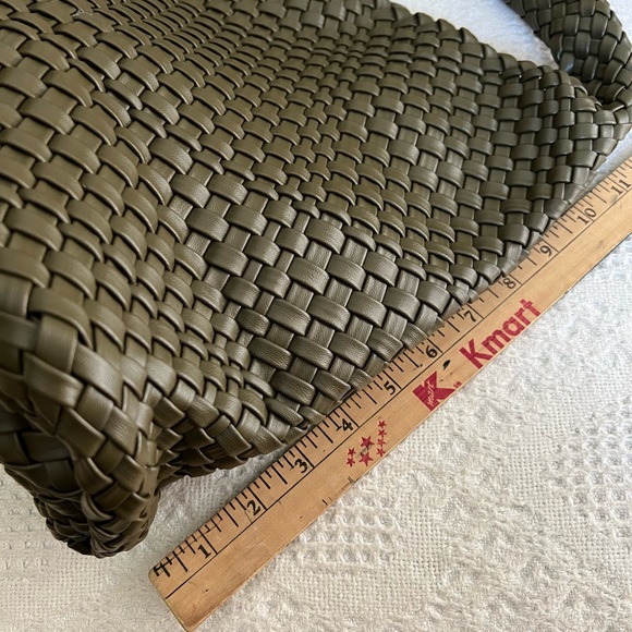 Stylish vegan woven shoulder bag -olive green REDUCED! - Picture 9 of 12